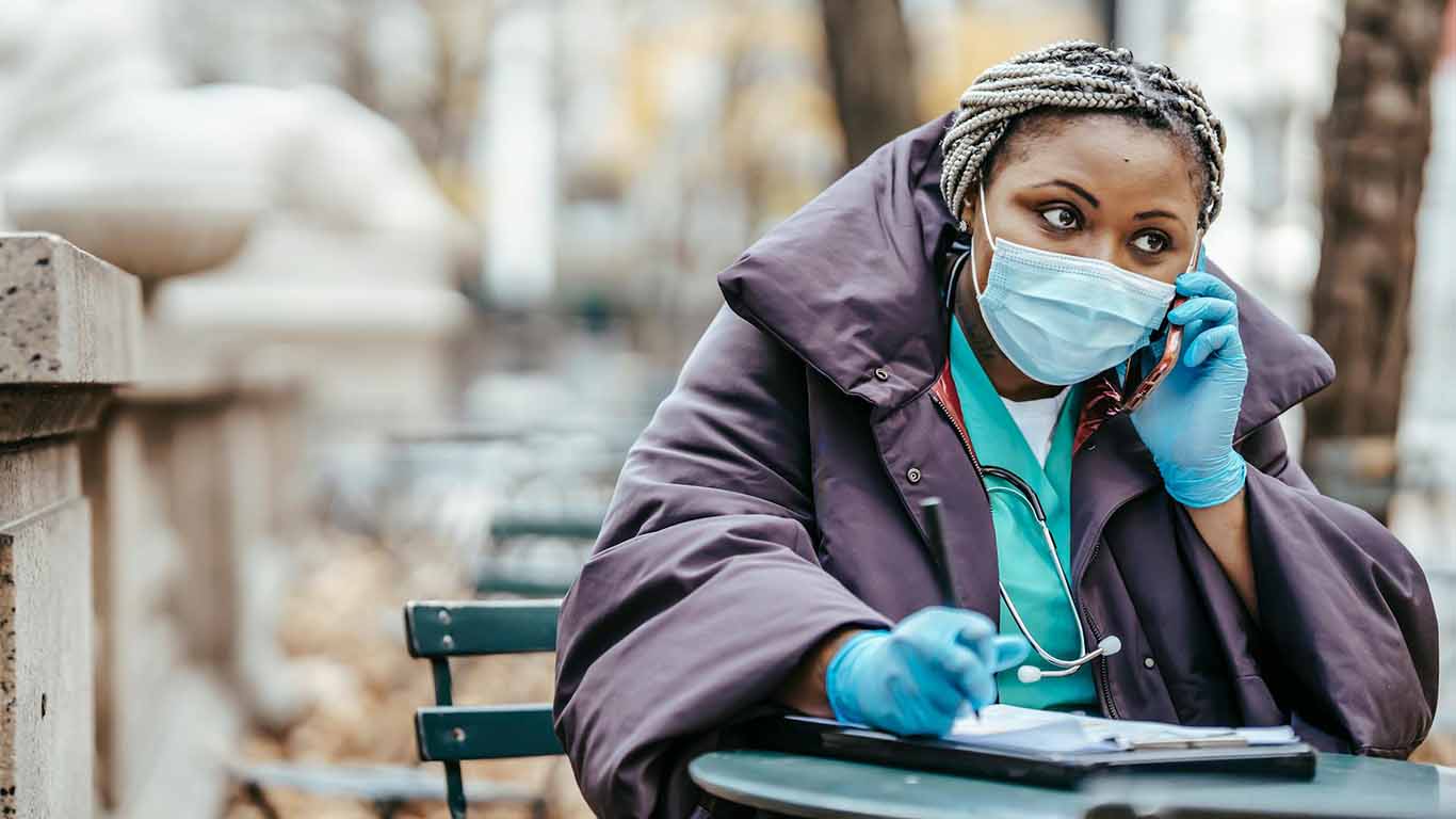 Where Lightweight Scrub Jacket Enhances Comfort During Long Healthcare Shifts