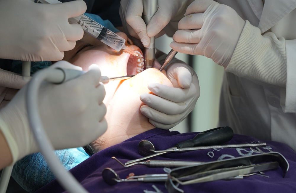 How Much Does a Tooth Extraction and Implant Cost (Non-Wisdom Teeth)?